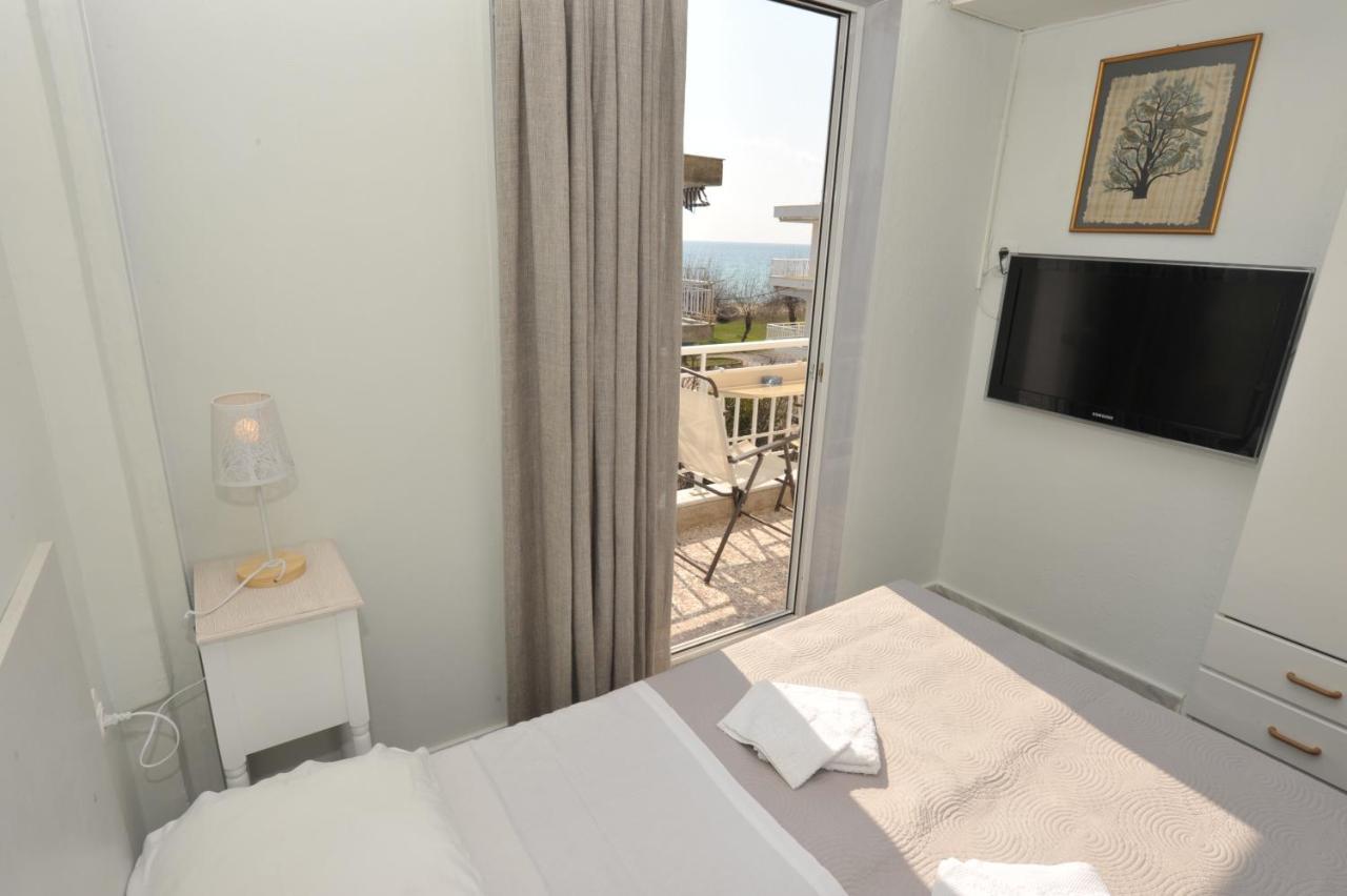 Themis 40 Steps From Beach Paralia Dionysiou Exterior photo